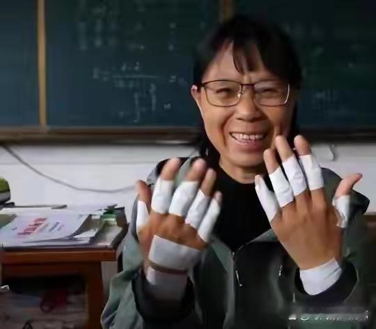 大山女孩全员上岸！张桂梅女高全员过线，查分现场双手发抖，对完152个名字后老校长