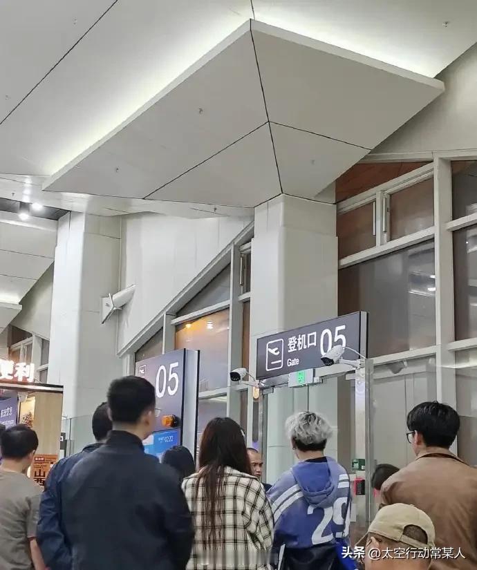 飞机飞一半被“抢”！100多人深夜被赶下机冻到发抖，航司只赔200块？网友怒了