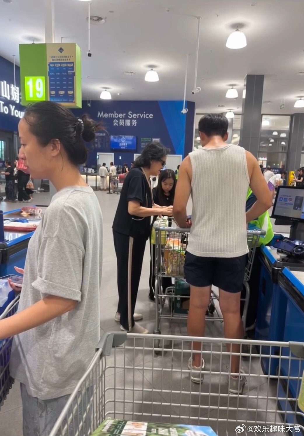 小酒窝与爸爸奶奶逛超市偶遇小酒窝陪爸爸奶奶逛超市网友线下偶遇小酒窝一家人采购，小