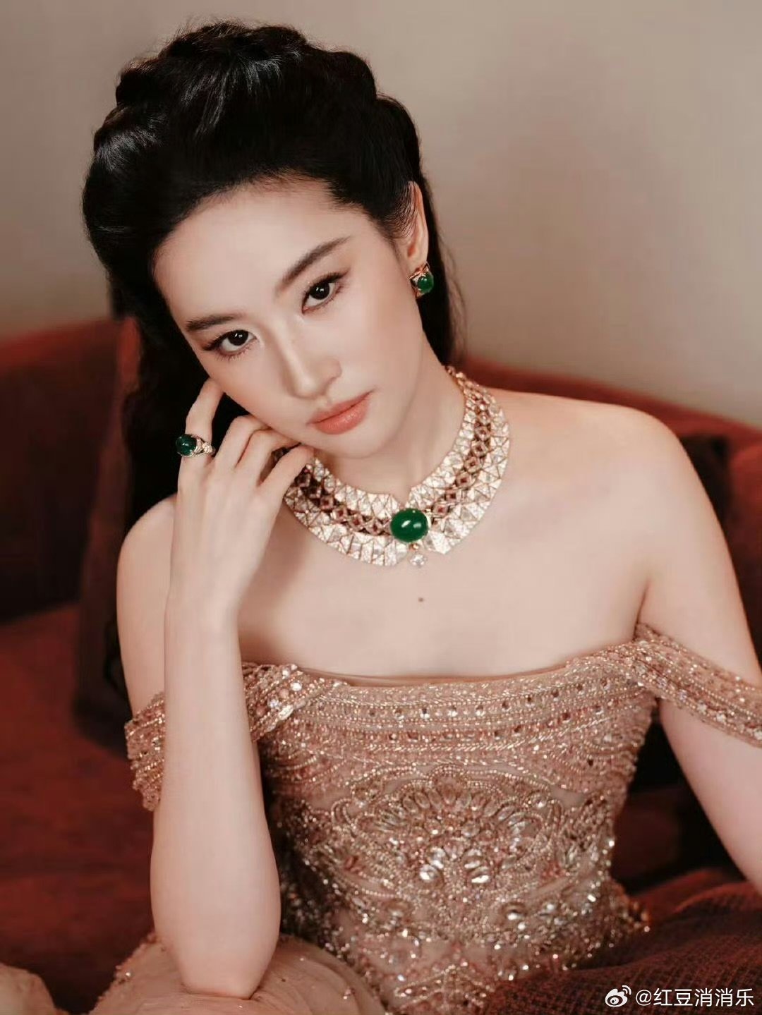 刘亦菲露额头半扎发刘亦菲高颅顶半扎发 完全女王来的！ ​​​