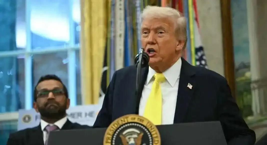 特朗普大嘴巴泄露天机，引中情局的人不满意。
12月底，特朗普公开披露了一次针对委