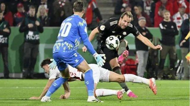 今日继续朝着好的方向出发！作品：利物浦vs皇马   利物浦近期状态较为起伏，皇马