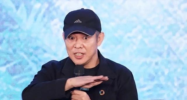 1994年东京，一场原本平常的电影宣传活动突然火药味十足。当日本女记者用轻佻的语