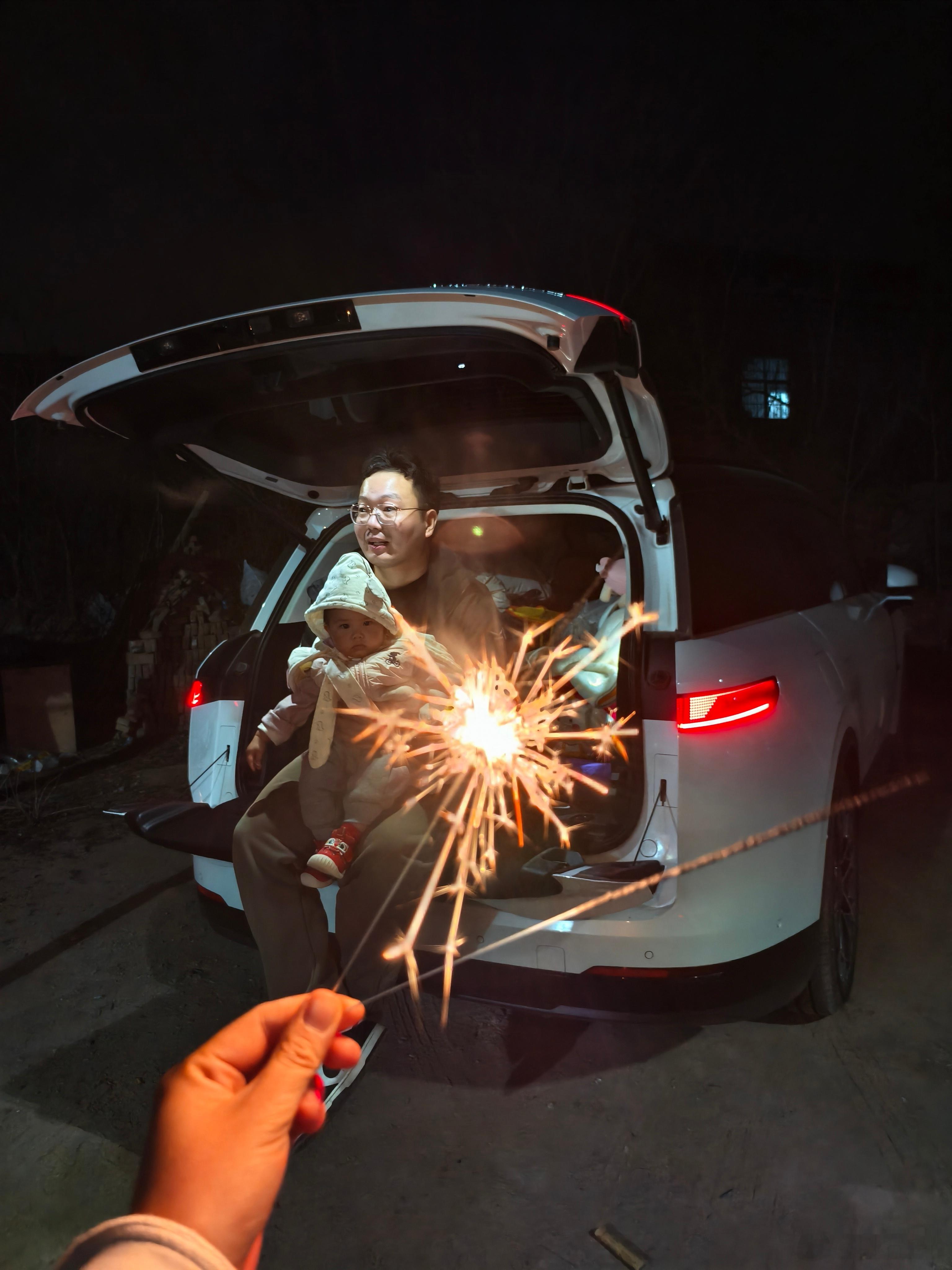 大六座SUV，都应该配备天地门实用性很强！今晚抱着女儿放烟花和仙女棒快一岁的孩子