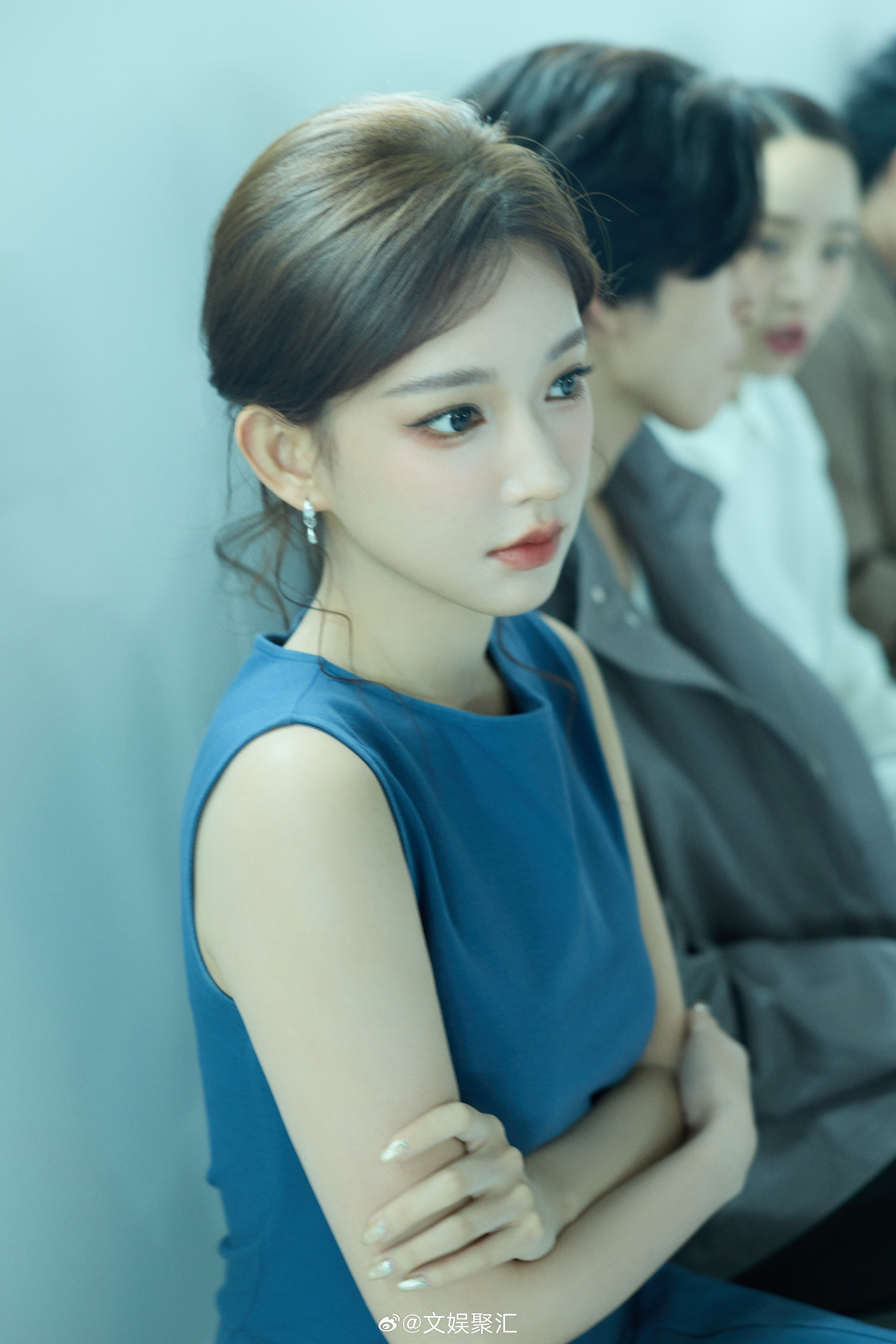 程潇雾蓝色无袖连衣裙猫塑程潇的人是天才被程潇的雾蓝裙狠狠拿捏！优雅、清冷、灵动集