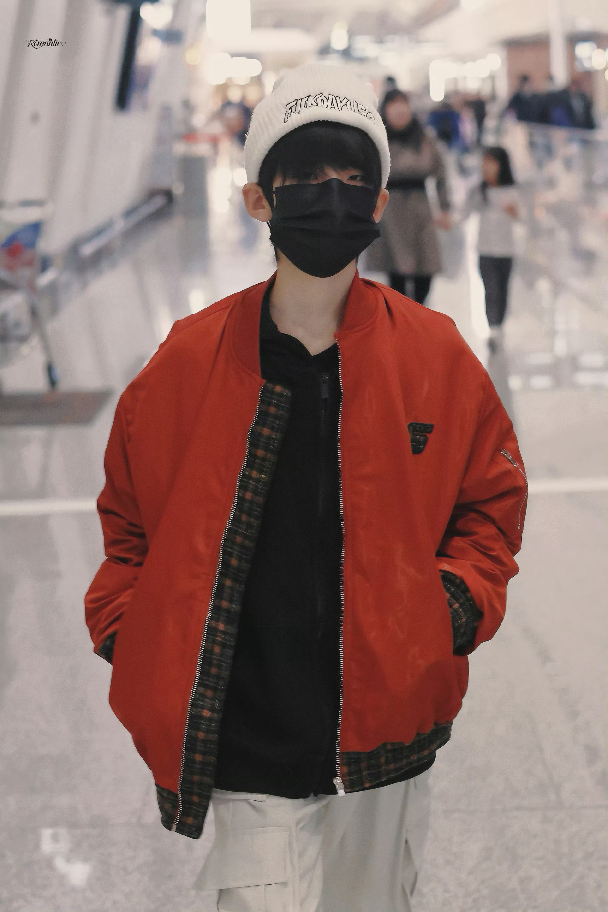 侯王子妈妈拍的照片看图片就应该是假的估计用了ai对他不熟悉但这种假的没必要再好奇