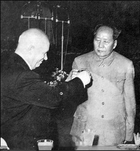 当苏联这个世界上第一个社会主义国家，这个庞然大物在一夜间轰然倒塌时，世界上没有任
