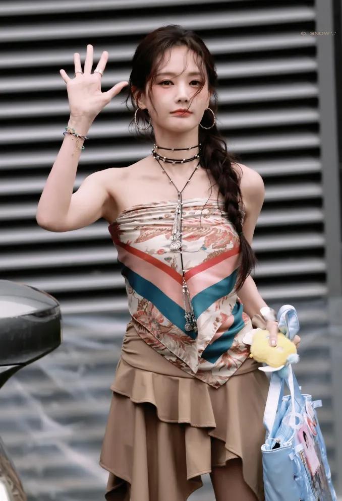 李一桐这套美式复古穿搭太有巧思！
印花丝巾抹胸勾勒精致肩颈，搭配咖色不规则荷叶短