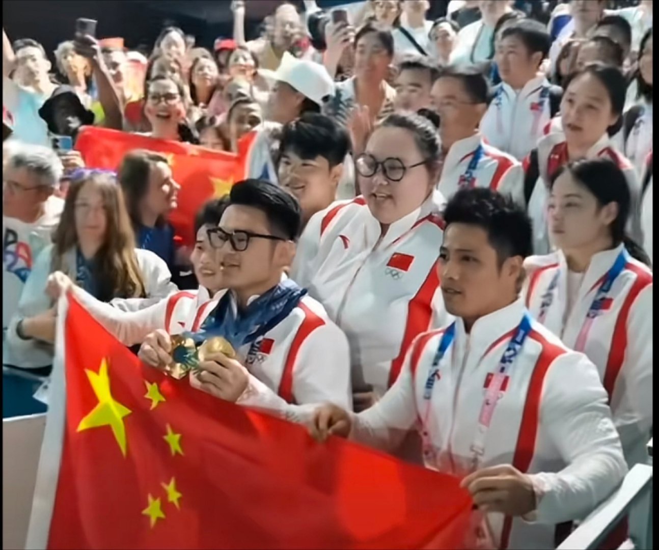 赛后，举重队所有金牌带在石智勇脖子上；雯雯说“你站C位”…有爱的集体，就他一人因