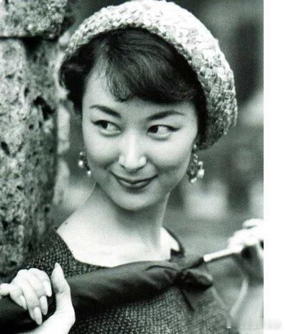 岸惠子去世演员岸惠子去世 据日媒，演员岸惠子去世，享年93岁。她曾出演《细雪》《