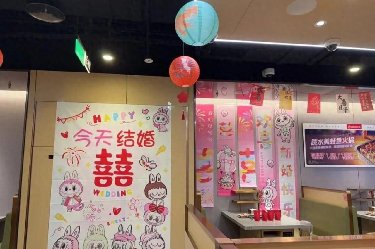 这下真是火锅自由了！北京，一对夫妻结婚，可他们并没有选择常规的饭店举办宴席，而是