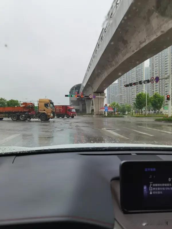 投稿说男友24岁，爸妈快70岁，还有3个姐姐，家庭条件也不好。这情况可有点难搞。