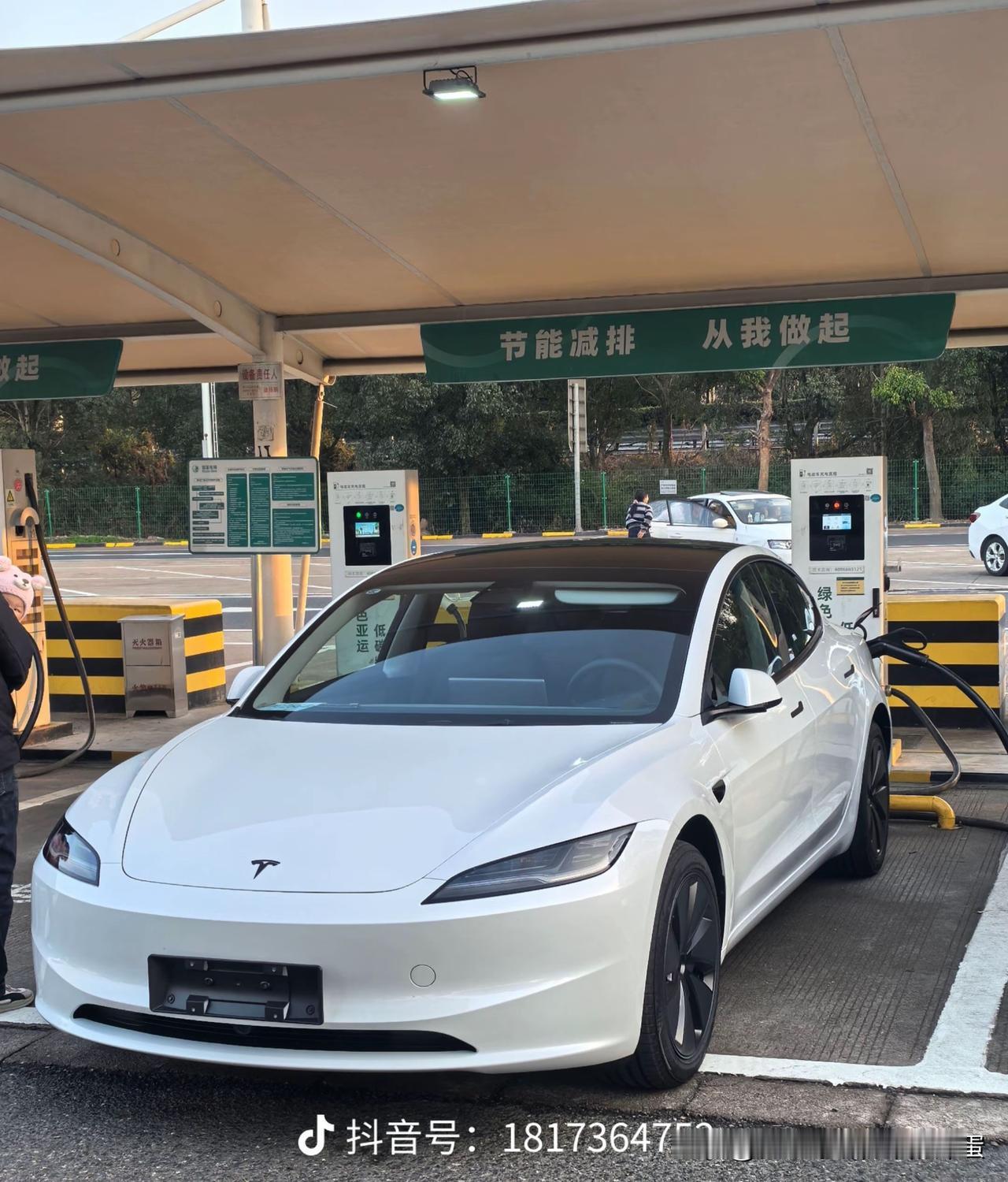 选白还是选黑，简直是特斯拉车主终极选择题！
黑色免费高级，洗完车气场拉满，就是巨