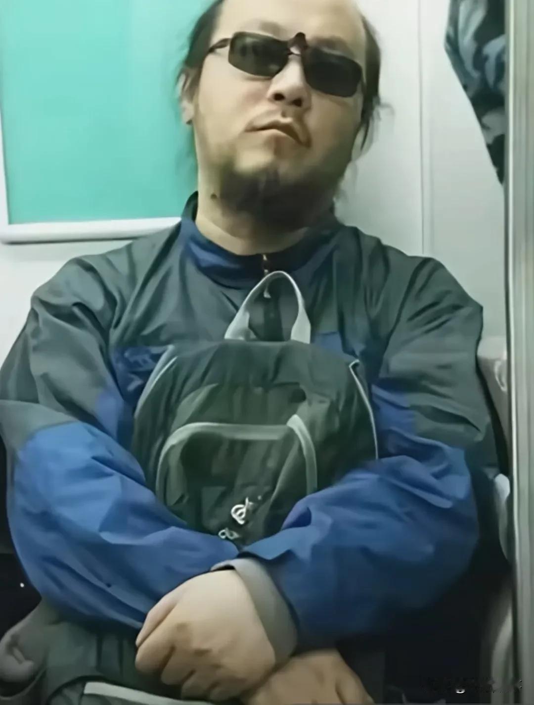 窦唯，曾经也是，帅到没边
﹍﹍
今天，看到窦唯在街头“邋遢”的照片，突然有种英雄
