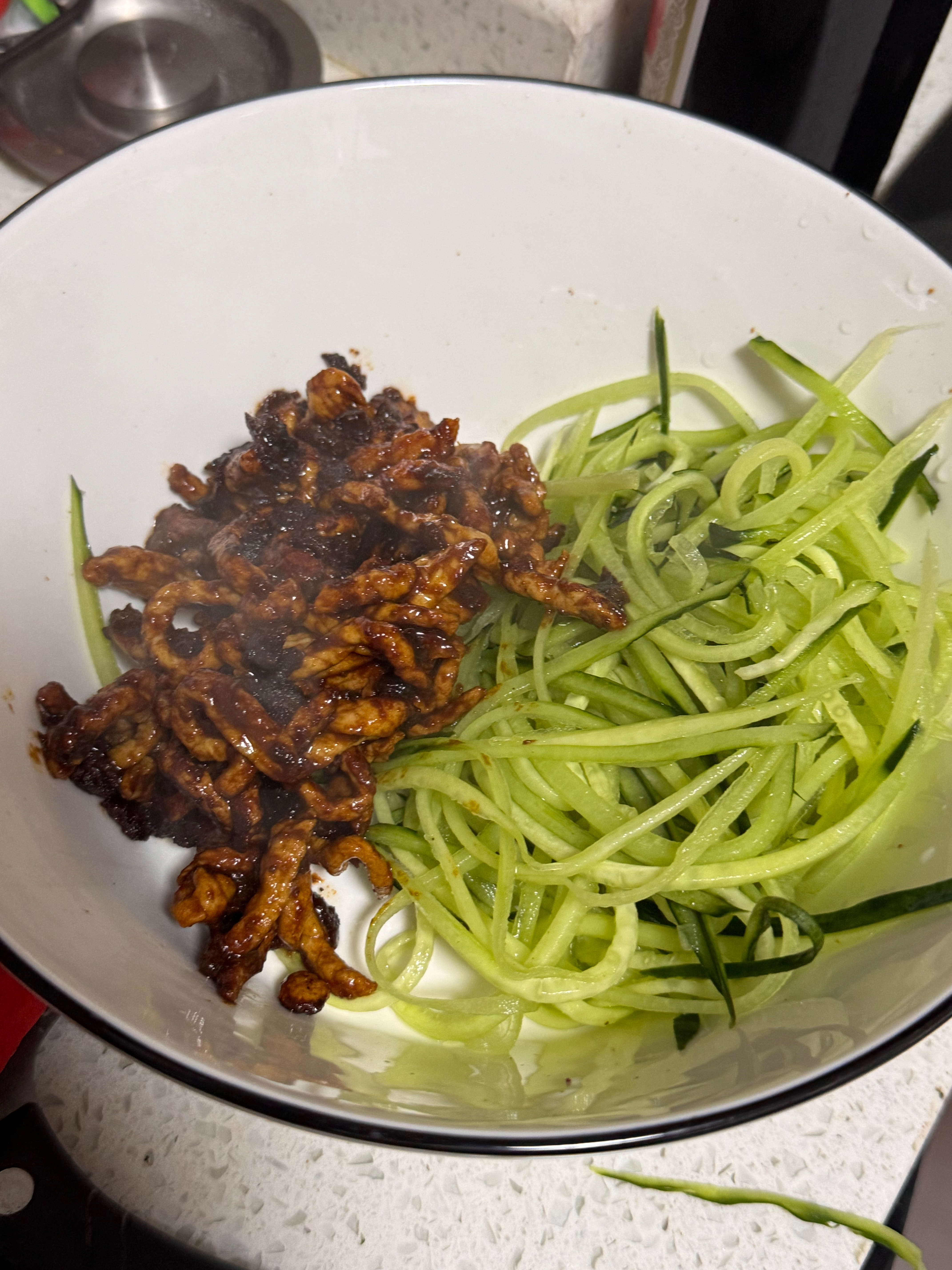 我不行了………做炸酱面擦黄瓜丝儿的时候大力出奇迹把自己的指甲带着一块儿指甲下面的