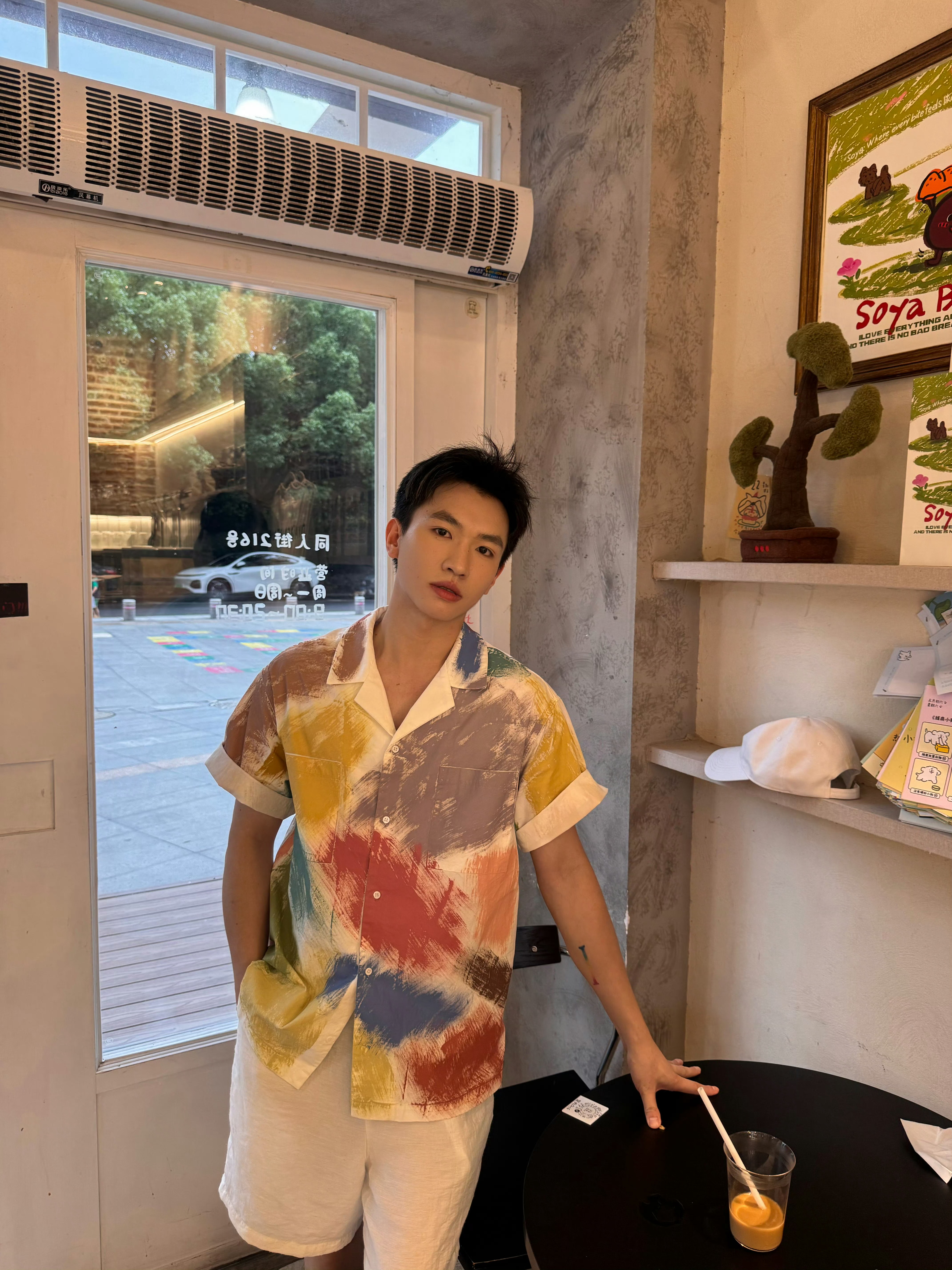 思慕社字母旧手机里的聊天记录往上翻，是从“你好”开始的。像一条逆流而上的河，从干