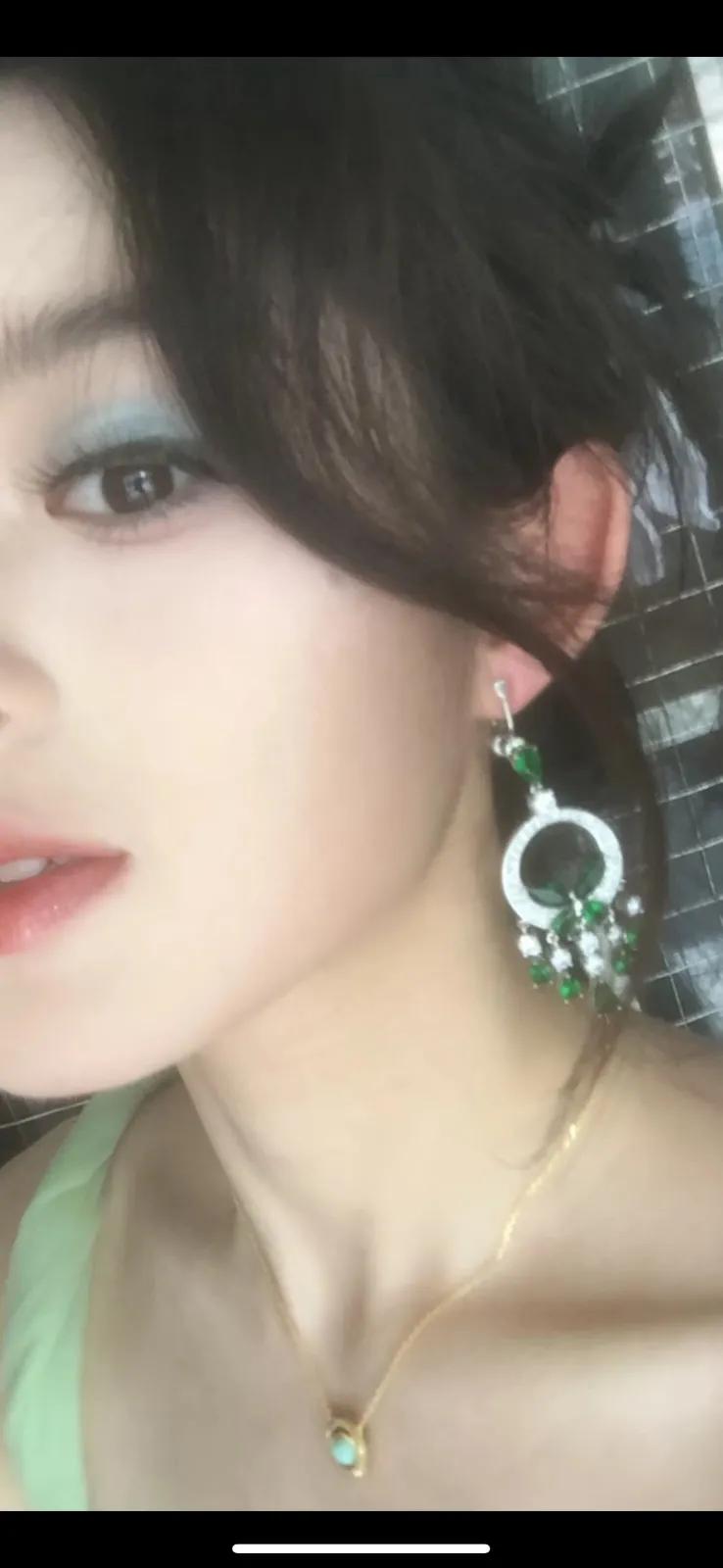 能不能放过这个18岁小姑娘，她才高三，还是学生。
人家爸爸都说了耳环是假的，是戴