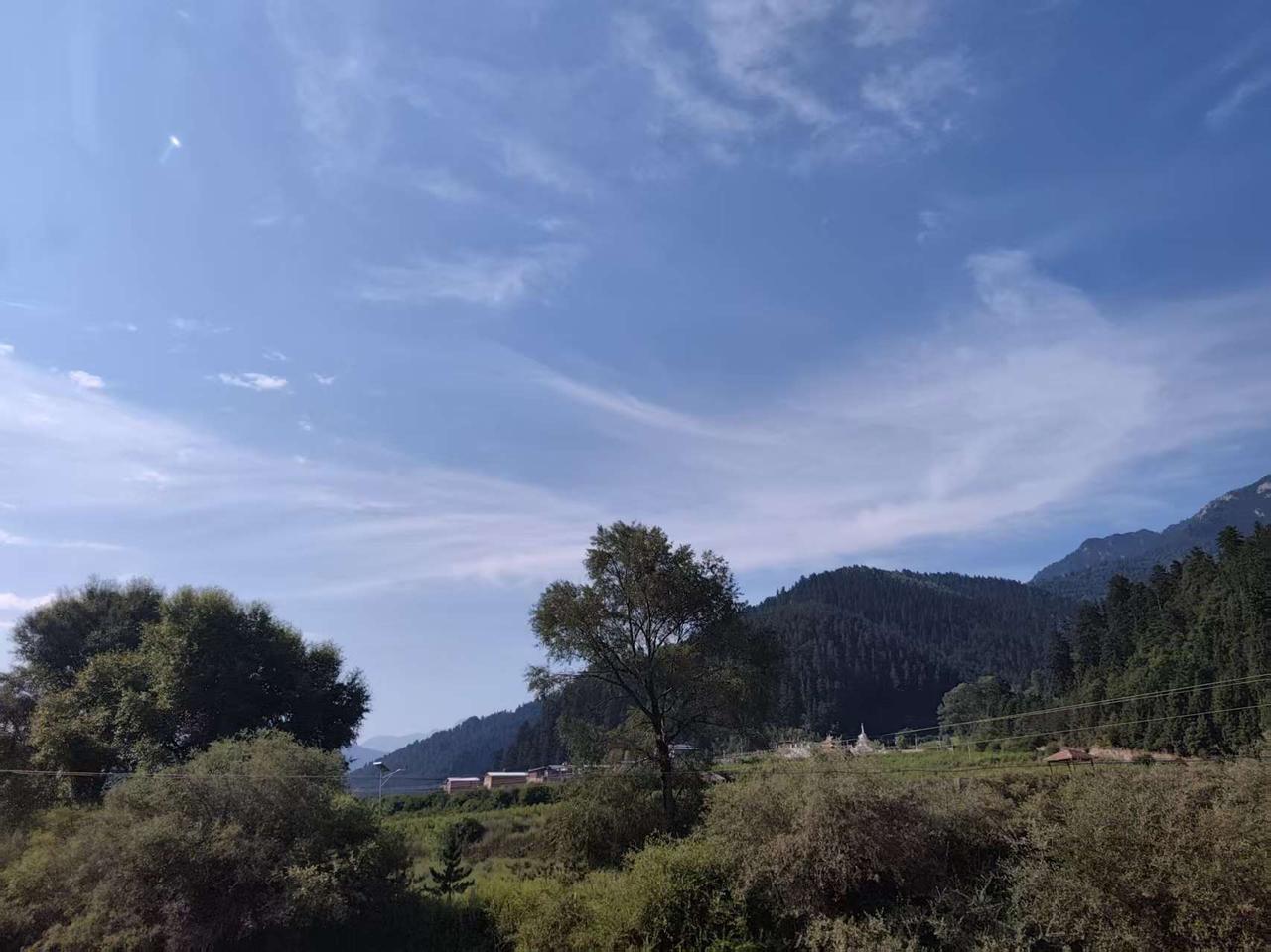 山间小景，云卷云舒，心旷神怡。