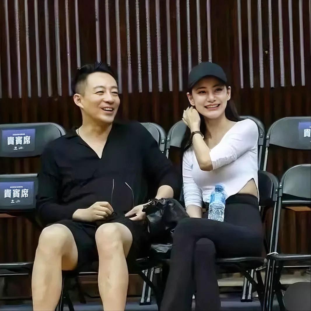 汪小菲和未婚妻马筱梅。
看他们这么幸福的样子，祝福他们。