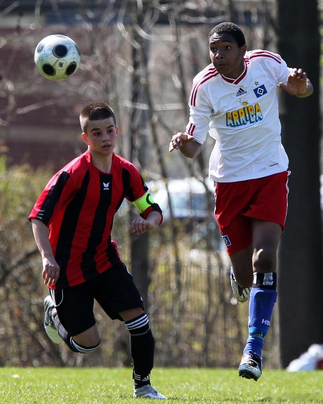 🚨效力漢堡時期的喬納森·塔🔵⚪️那時候好年輕，好可愛🇩🇪 