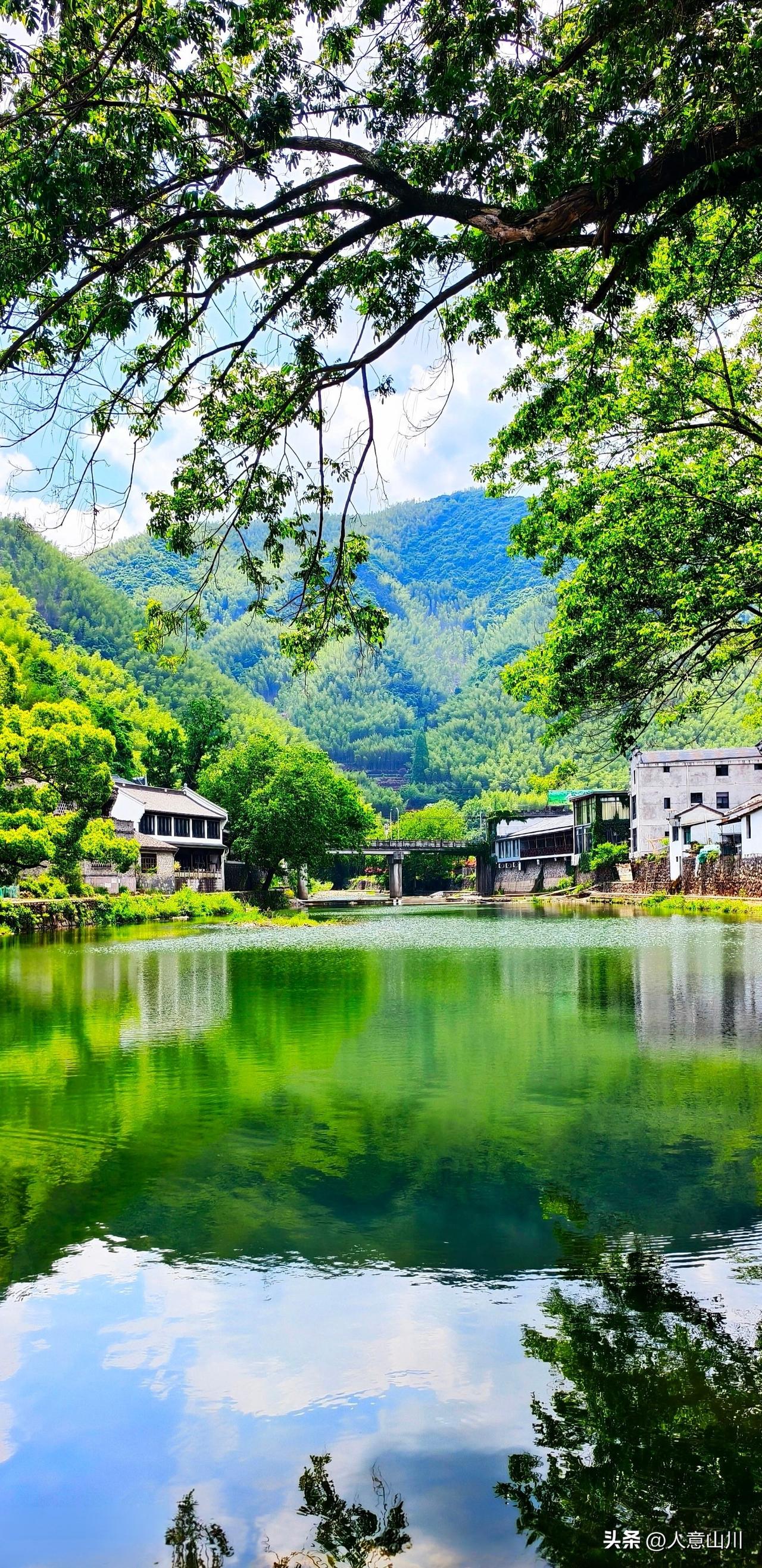 绝美江南秘境，古桥流水人家，千年古村余姚中村
小桥流水人家。
马致远天净沙一句话