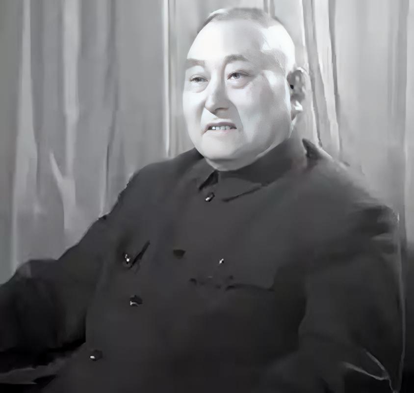 1949年，黄竞武被捕，敌人见他不屈服，就把他活埋。当泥土将他全部埋没时，敌人正