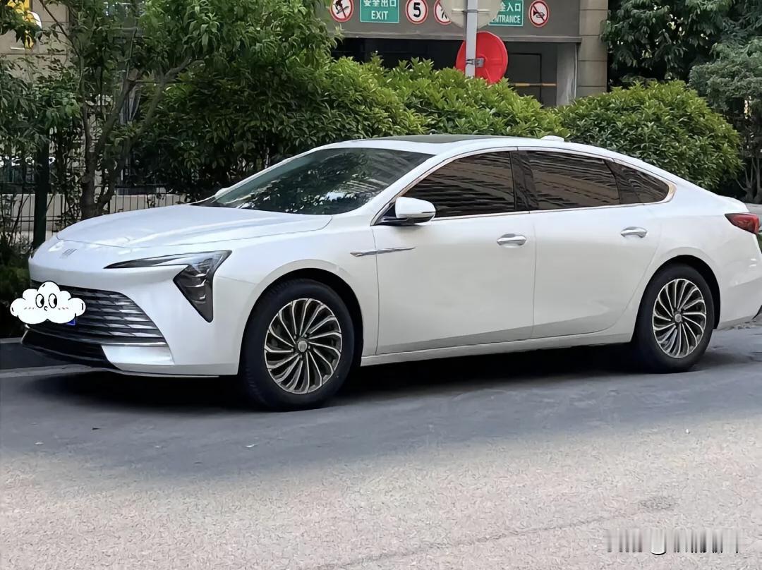 有人疑问自己喜欢君越这种中型车，看别人都买黑色的，自己喜欢白色的可以买吗？
我说