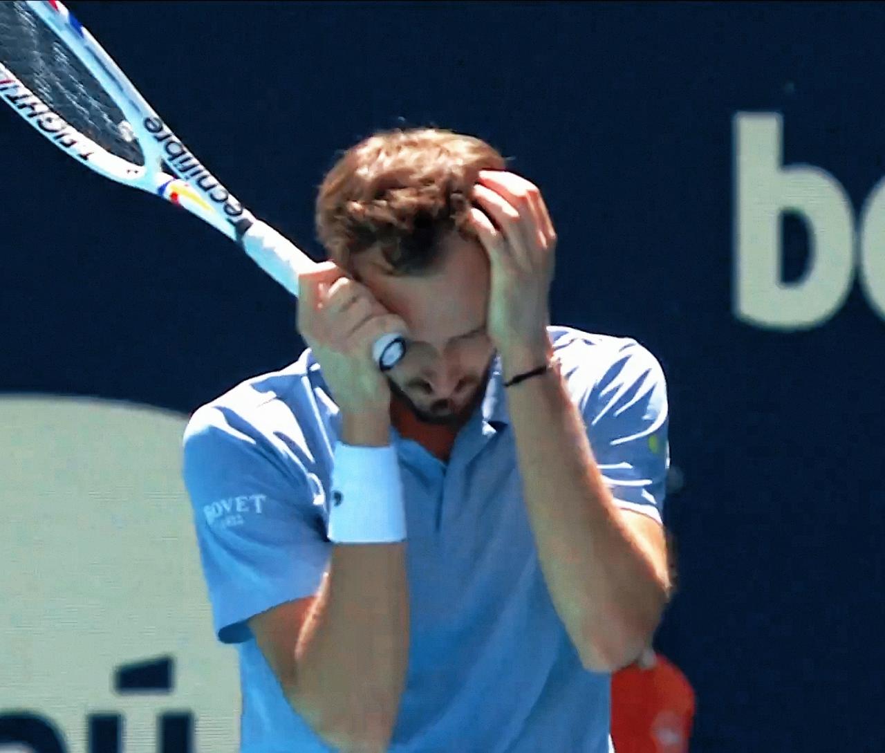 梅德韦杰夫迈阿密大师赛第三轮被塞伦多洛彻底打懵，吞蛋出局
        北京时