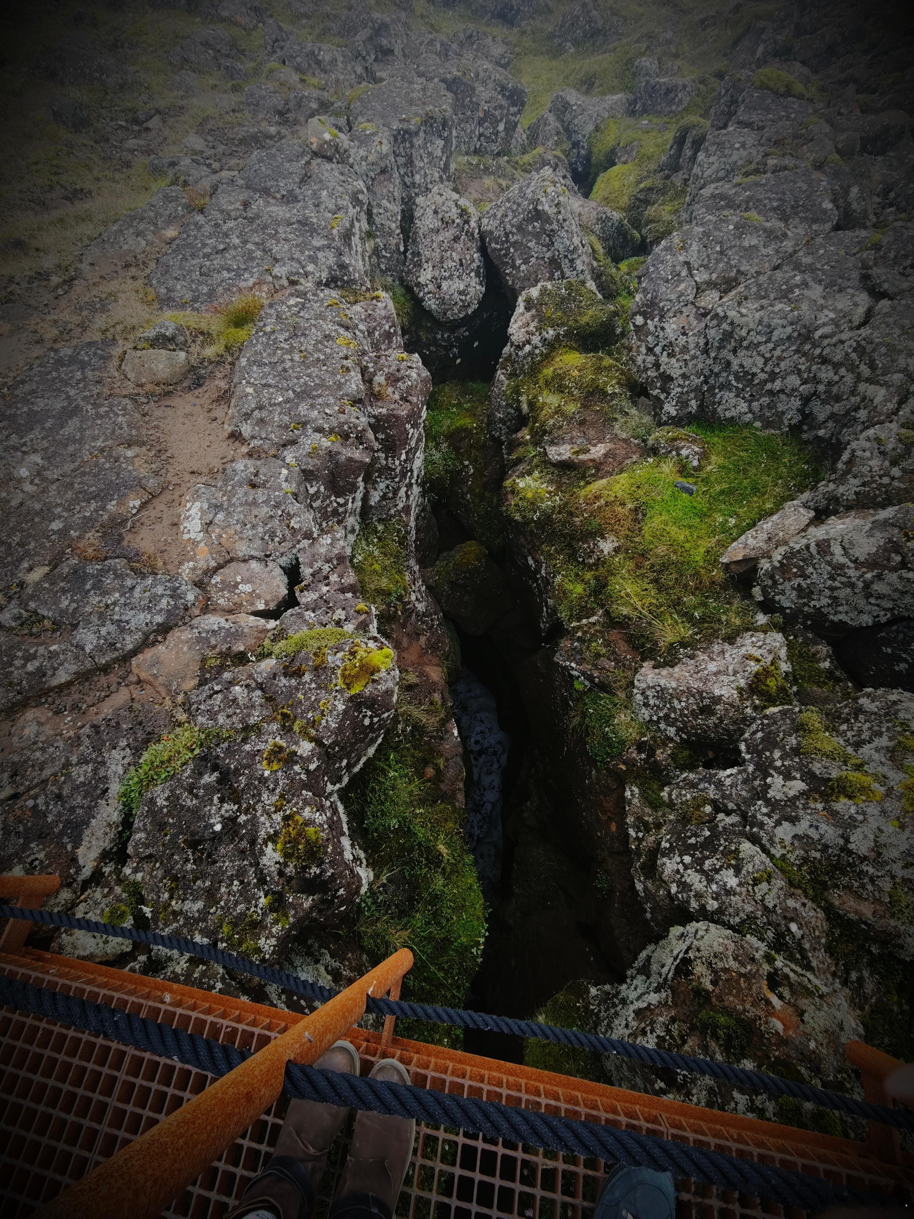 去火山里面看看，我现在有没有很像科考队？ 冰岛·火山洞探险
