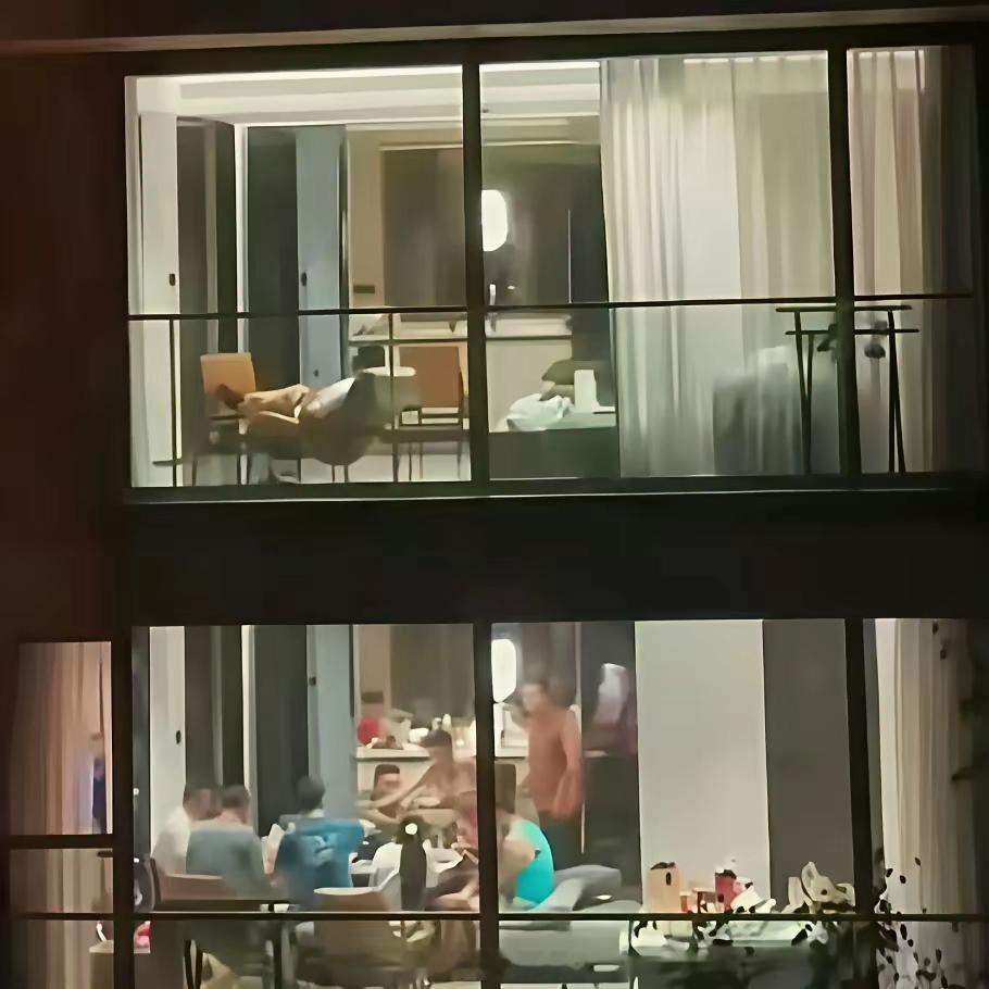 楼上和楼下是两个家庭，你会选择哪种生活？ ​​​