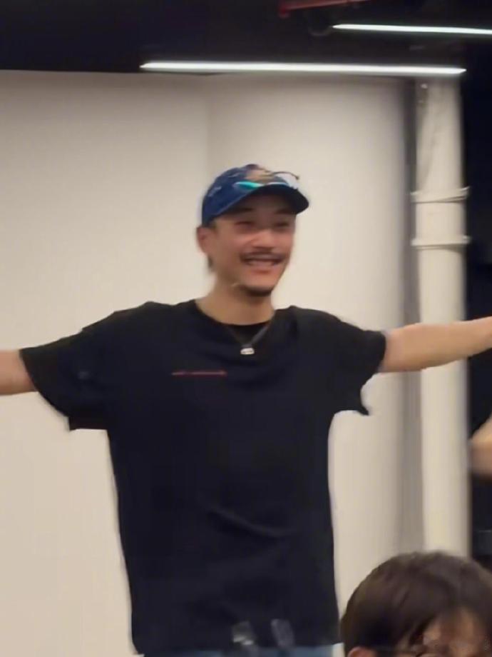 张兴朝短袖是jennie周边 ！身上的T恤竟是 Jennie 周边，原来牛爷爷是