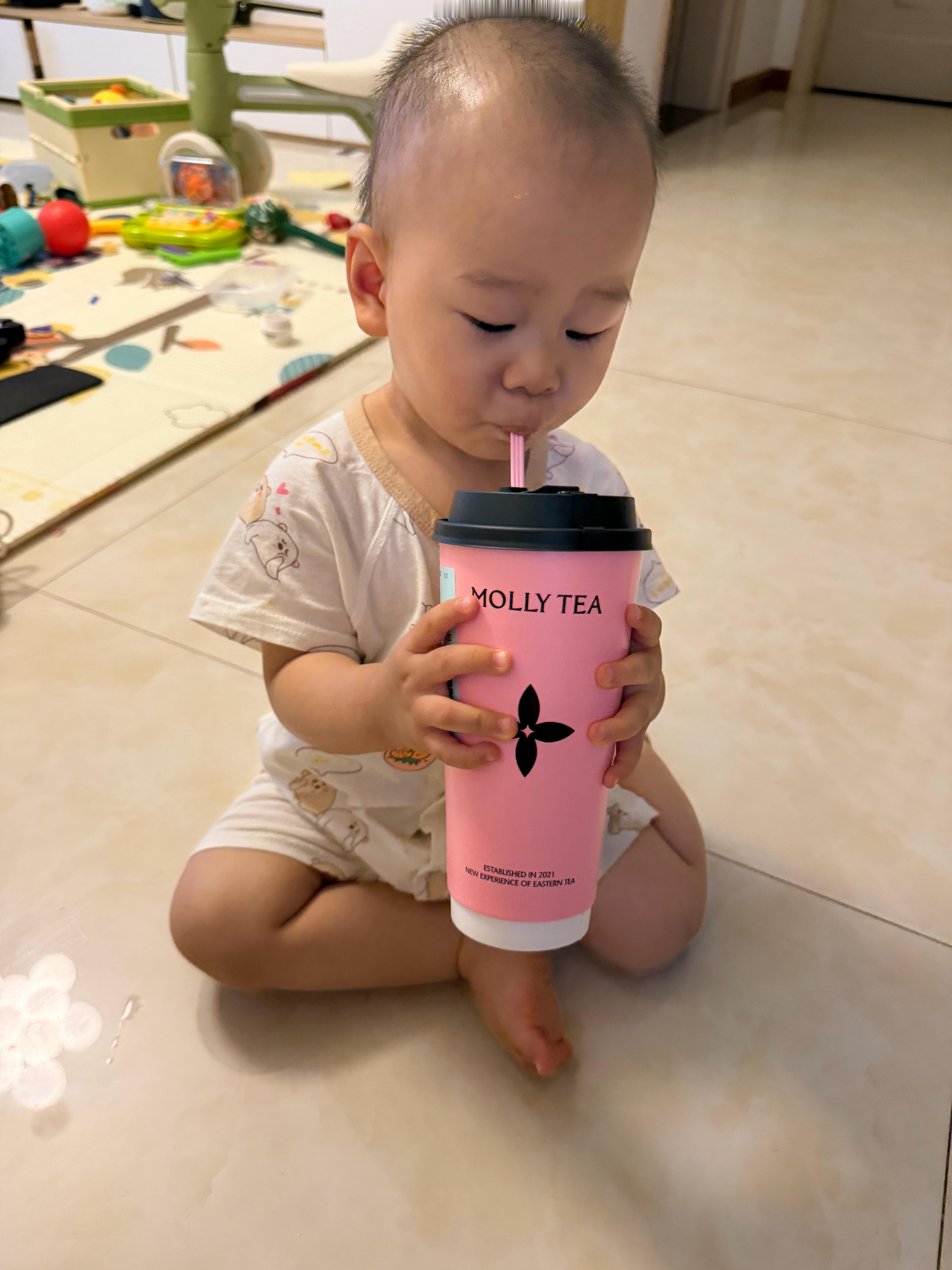 建议茉莉奶白出一个这样的杯子，然后宝妈们可以用来骗小孩哥喝水
