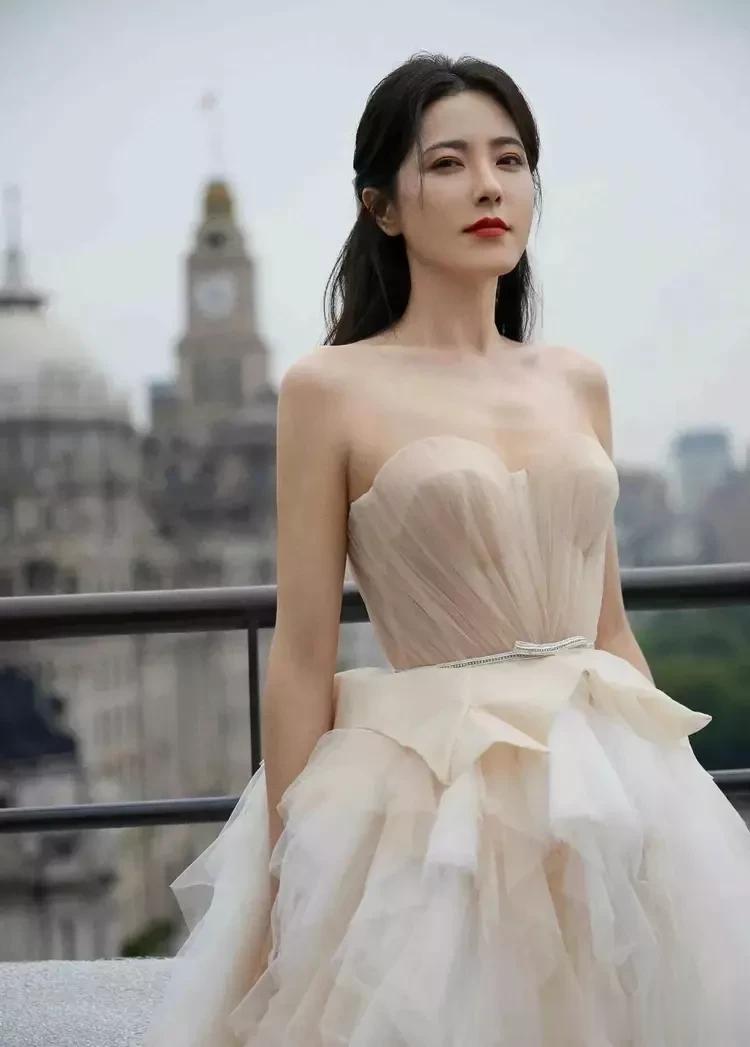 绝世大美人！中国第一美女非她莫属。

曾黎是湖北人，1976年出生，今年也46岁
