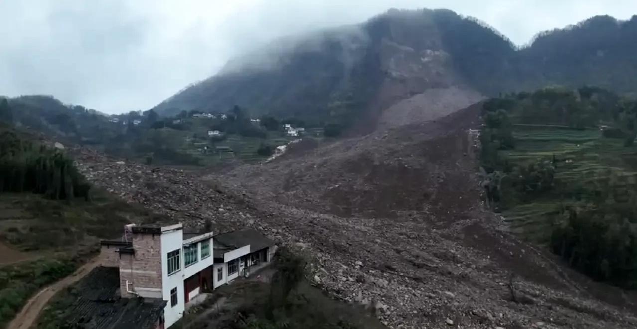 四川山体滑坡29人失联 😢四川山体滑坡，29人失联！😢 初步判断，持续降雨加