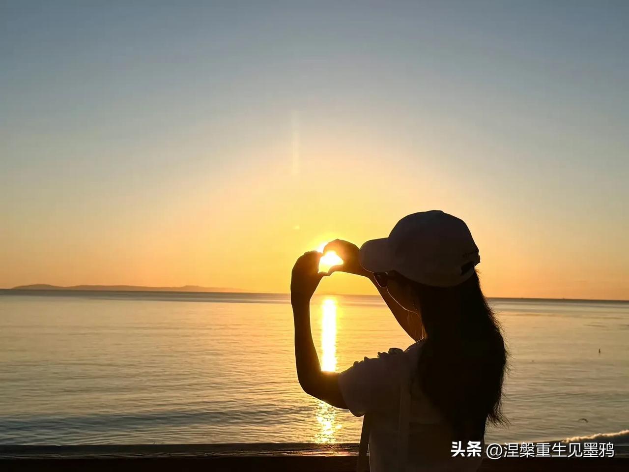 景甜的海边日落写真，每一帧都流淌着岁月的温柔、浪漫与治愈。

这张日落照里，景甜