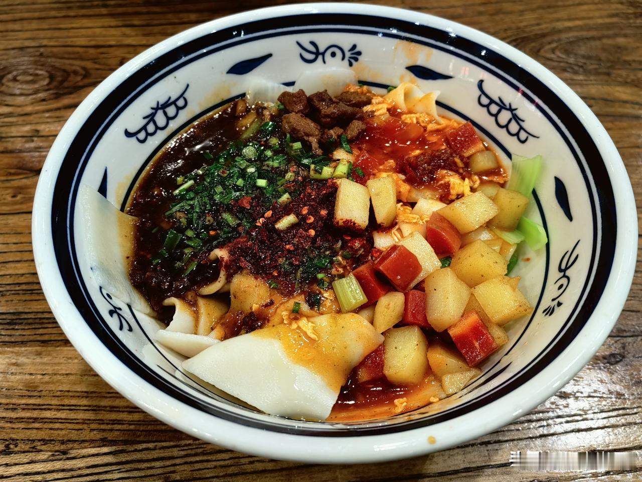 每次吃biang biang 面，都有“三累”。

一是手累，碗大面宽，恨不能蹲