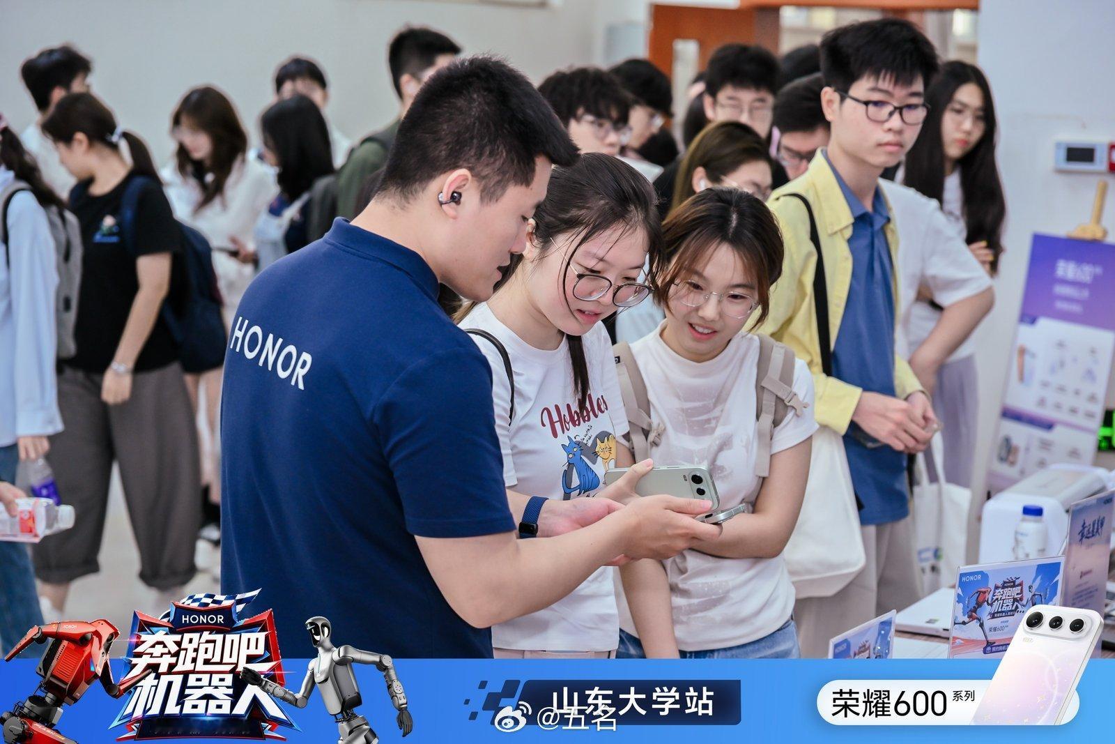 奔跑吧机器人打工人专属共鸣来了！被工作填满的元气仔空降山东大学休整，一键甩掉浓重