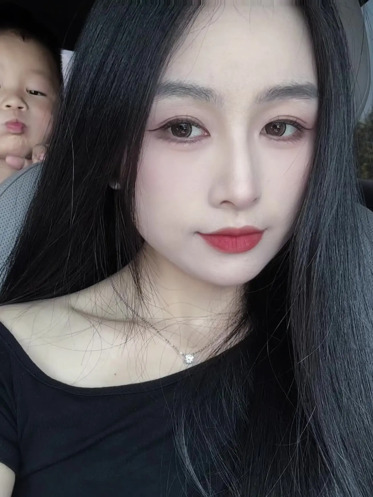 我不爱喝酒，但我姐妹爱喝，我不能失去我的好姐妹，所以……