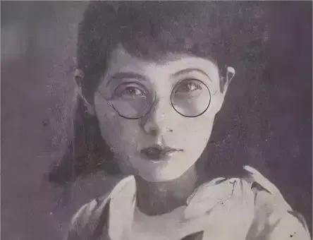 1909年，16岁白薇意外撞见婆婆和男人幽会，这本该是寻常午后的偶然一瞥，却像投