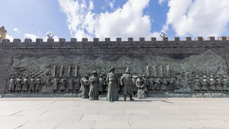 康熙大帝的成就；军事上，他平定三藩之乱，历时八年，结束了地方割据，让清朝统治更稳