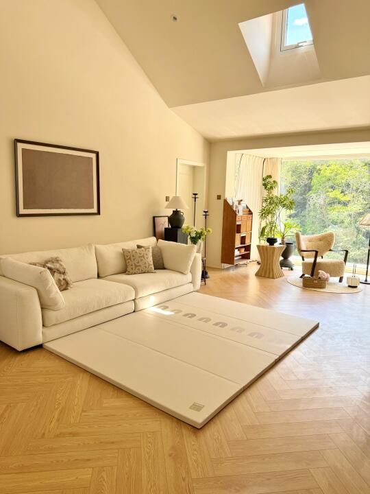 有娃后的客厅，地毯换成爬爬垫太香了！