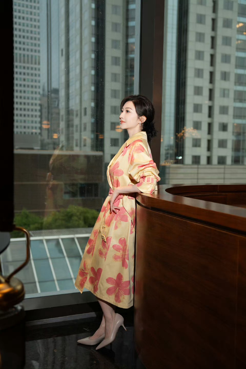 景甜风衣开满鲜花景甜像春天一样来了景甜把春天穿在身上了！米黄色风衣缀满鲜花，温柔