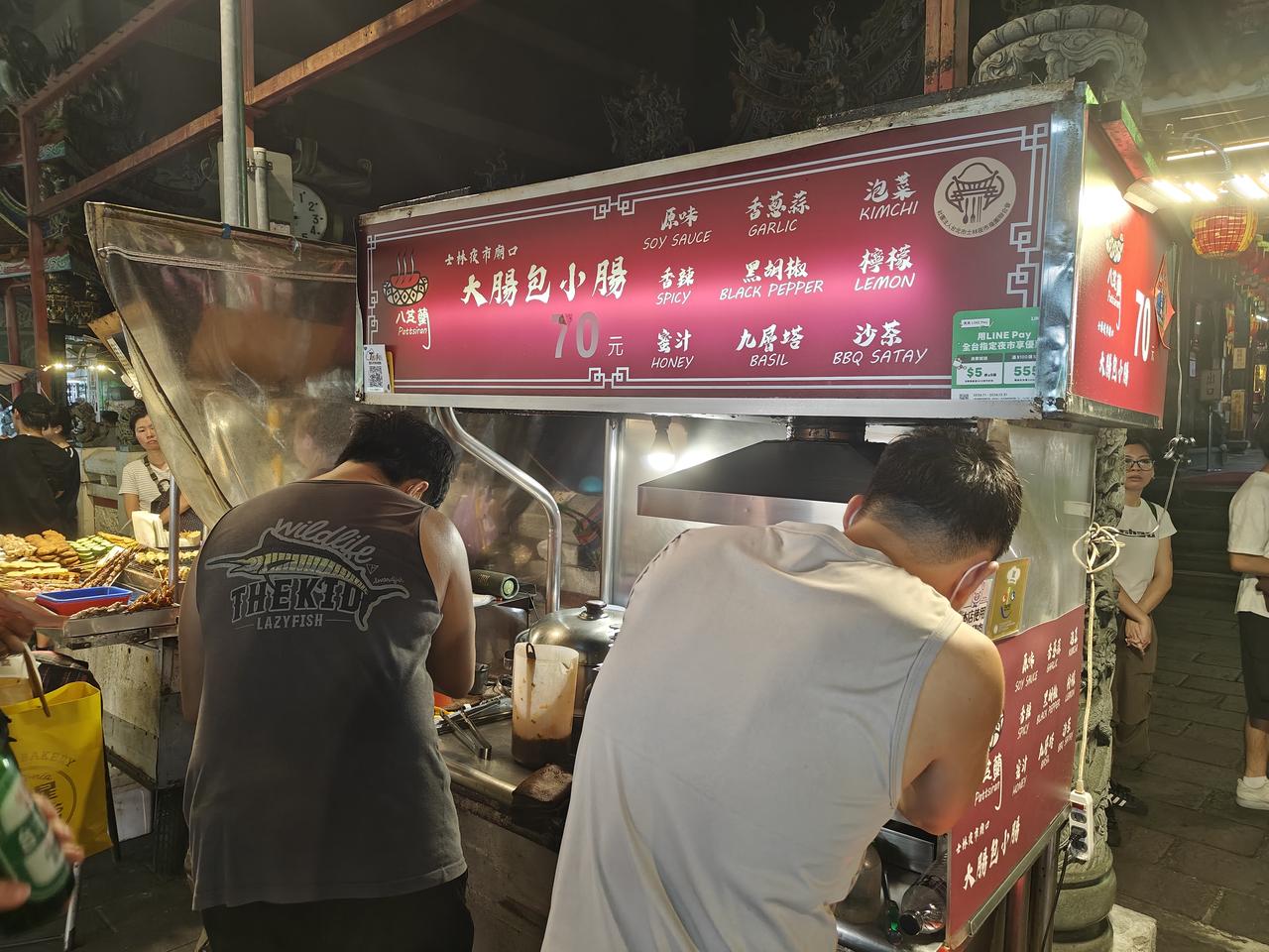 台湾的士林夜市已经不复以往，没有了大陆游客的支持，需要排队的店家已经是寥寥无几。