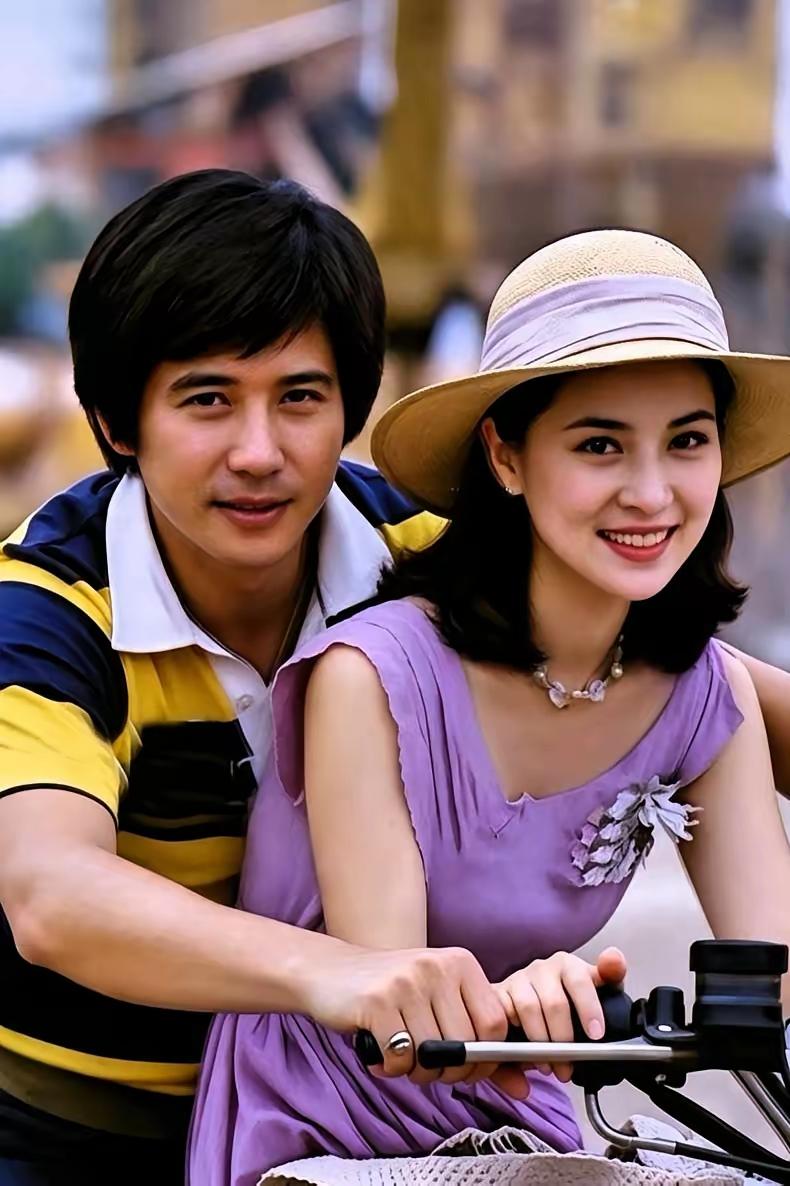 1976年23岁的林凤娇美得不可方物，她身后的男人是谁呢？有认识的友友欢迎评论区