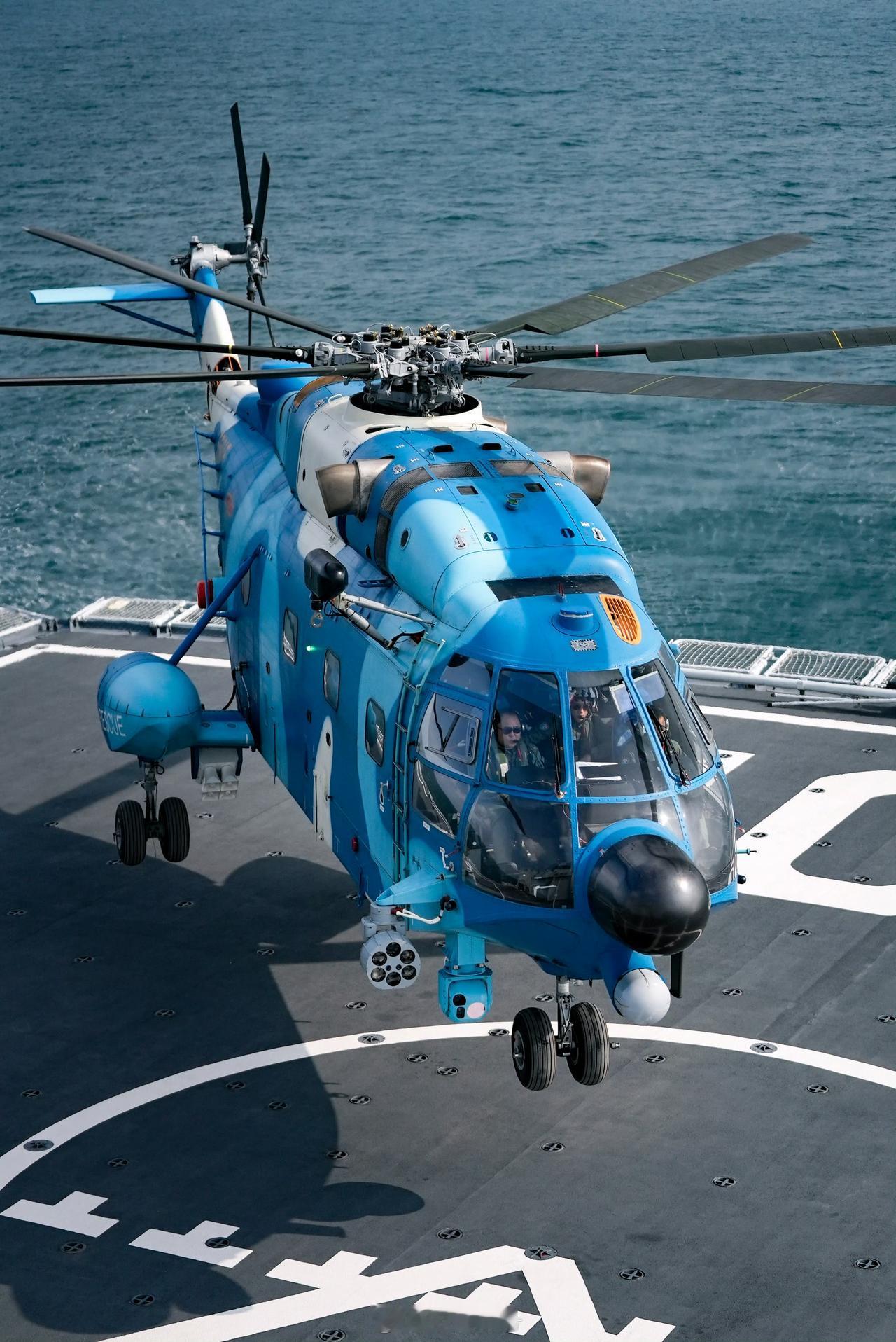 注意看，中国空军运搜直-8K降落“航母奶妈”901呼伦湖舰
直-8K是中国空军专