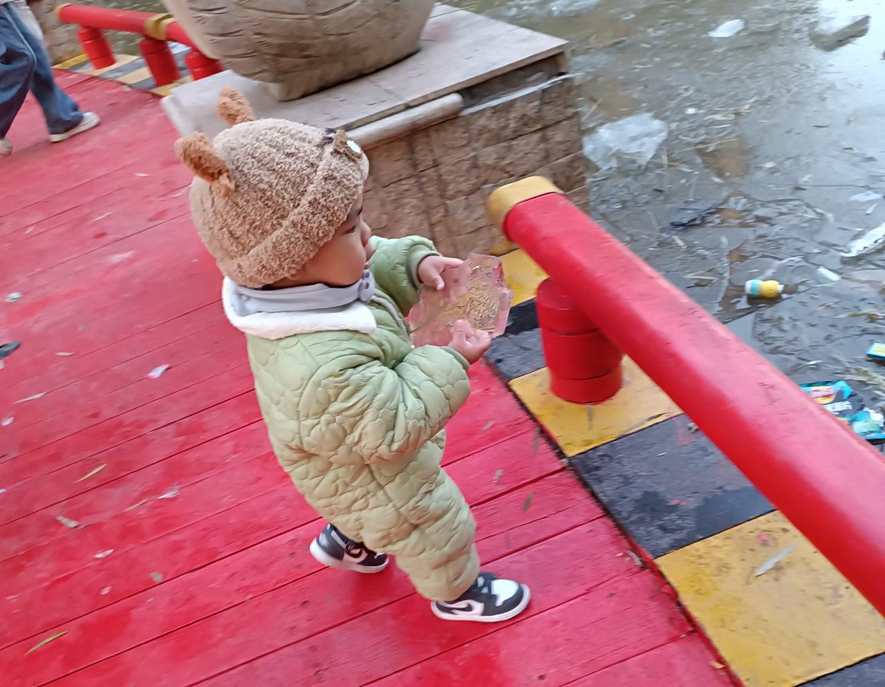 小朋友在冰面玩，危险啊！

小区的人工湖结了冰，许多孩子在岸边玩耍，胆子大些的还