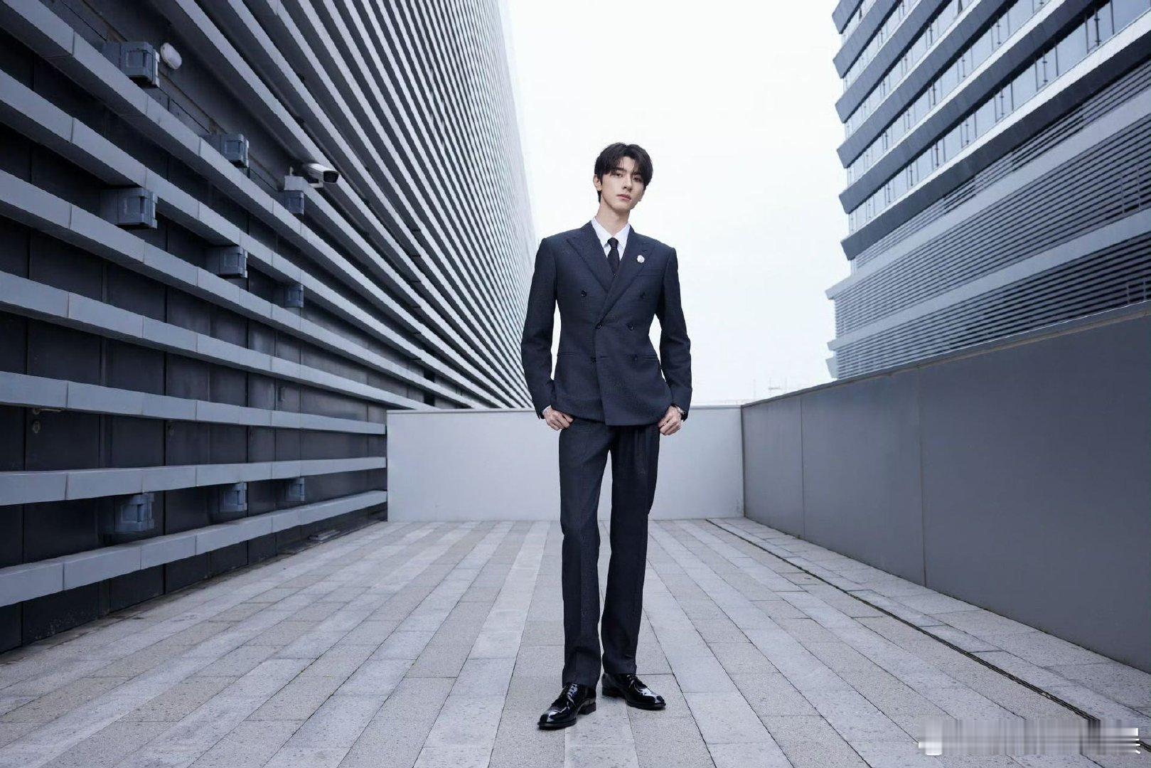 #林一亮相黄明昊新片首映#太惊喜了，两个人的关系看来非常好呀，对于黄明昊的新作品