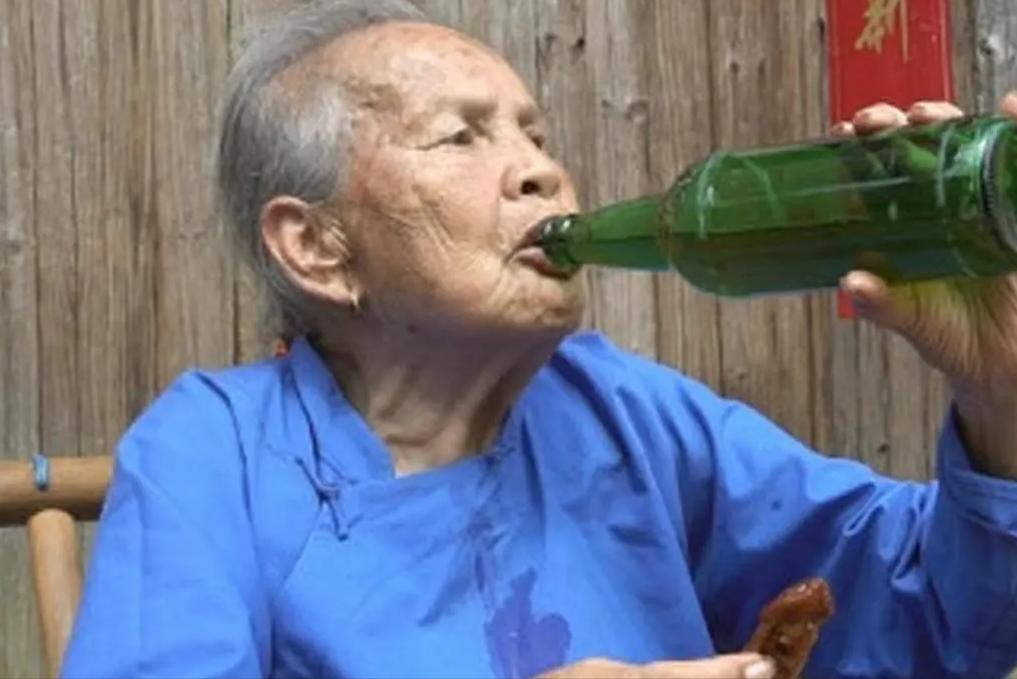 一滴酒不沾和适度喝酒的老年人，谁会更长寿？医生调查6.2万患者，知晓了答案

