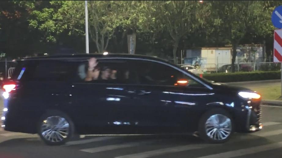 4月18日晚上，周杰伦南宁演唱会第2场下班，原来他走的比粉丝早，就怕粉丝们在门口