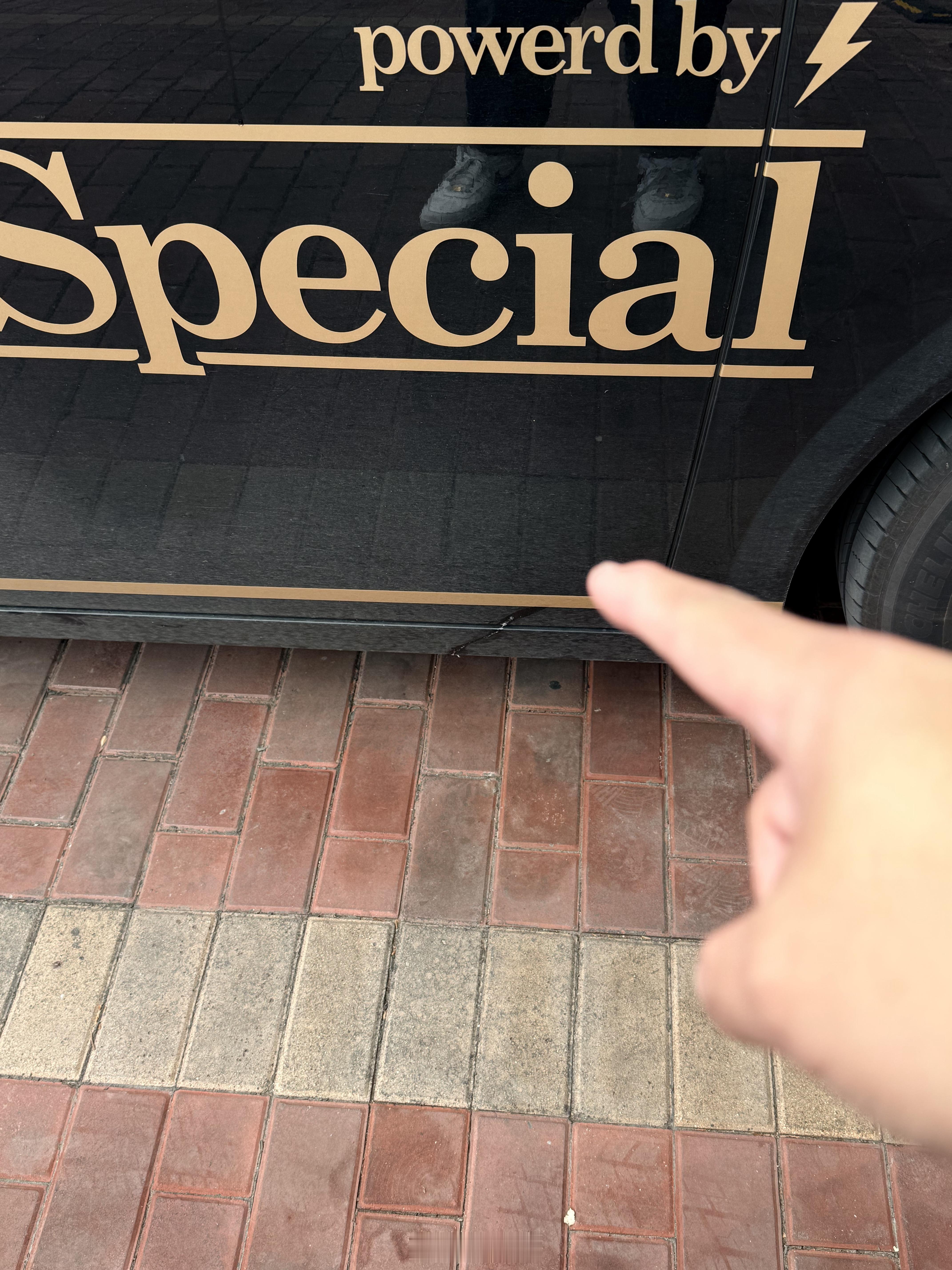 仔细一看，随地吐痰tm吐我车上了！ ​​​